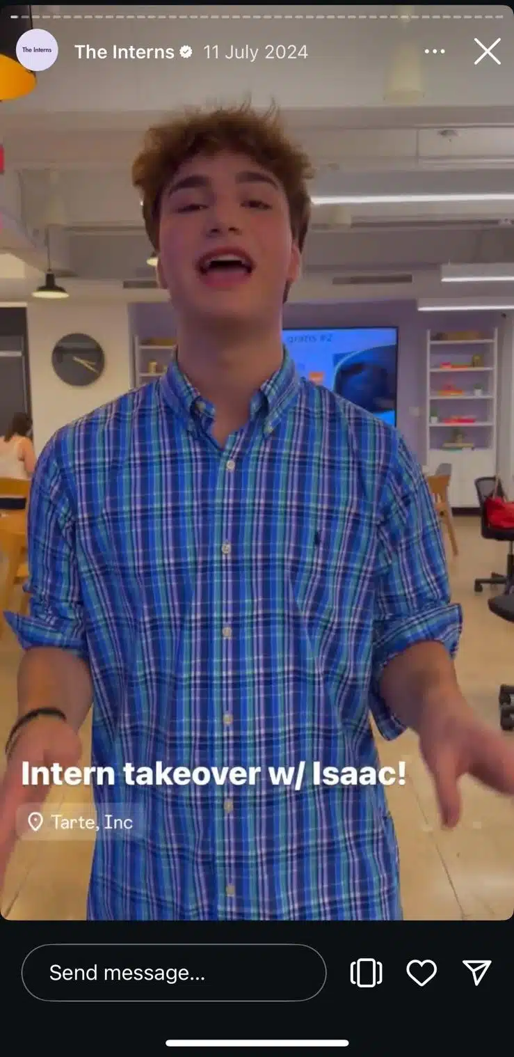 Instagram Story de The Interns highlight en @tartecosmetics con Isaac durante una toma de posesión de un becario en Tarte Inc, con Isaac hablando directamente a la cámara en un entorno de oficina.