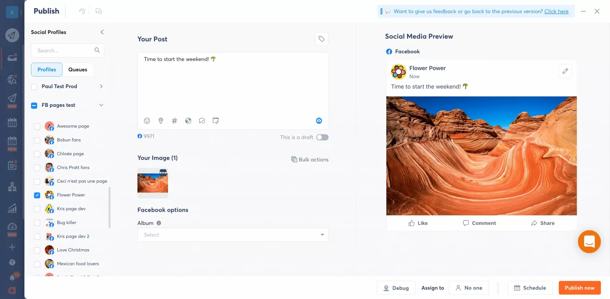 El panel de publicación de Agorapulse muestra una publicación de Facebook en proceso de creación, con el editor de pies de foto de la publicación a la izquierda, una foto de paisaje subida seleccionada, los perfiles de página listados y una vista previa en directo de la publicación de Facebook a la derecha antes de publicarla.