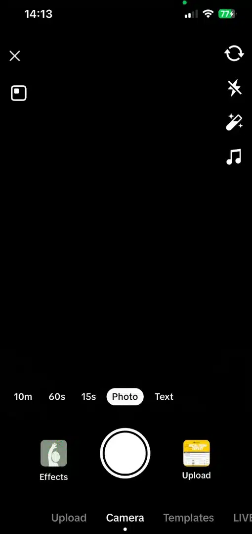 La interfaz de la cámara de TikTok que se ve en la pantalla de un smartphone. Las opciones de modos de grabación, como 10 m, 60 s, 15 s, Foto y Texto, aparecen encima del botón del obturador, con los iconos de edición en el lado derecho y las opciones de subida en la parte inferior.