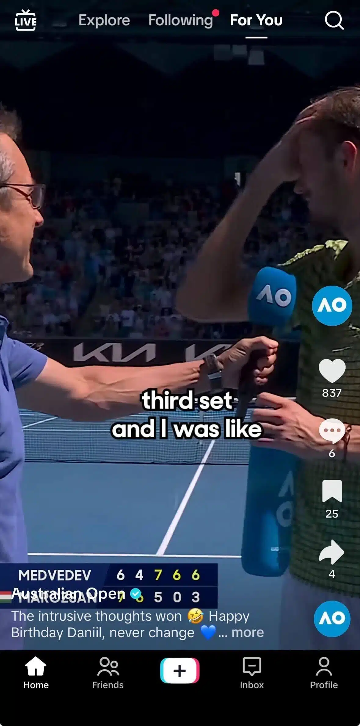Página «Para ti» de TikTok en la que se ve una entrevista del Abierto de Australia en una pista de tenis, con un periodista que le acerca el micrófono a un jugador durante una conversación tras el partido.