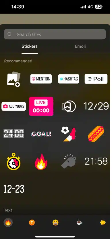 La pantalla de selección de pegatinas de TikTok muestra opciones como «Mention», «Hashtag», «Encuesta», «Añade la tuya» y «En directo». Debajo de la barra de búsqueda de GIFs aparecen más pegatinas decorativas, emojis, temporizadores y gráficos con temática deportiva.