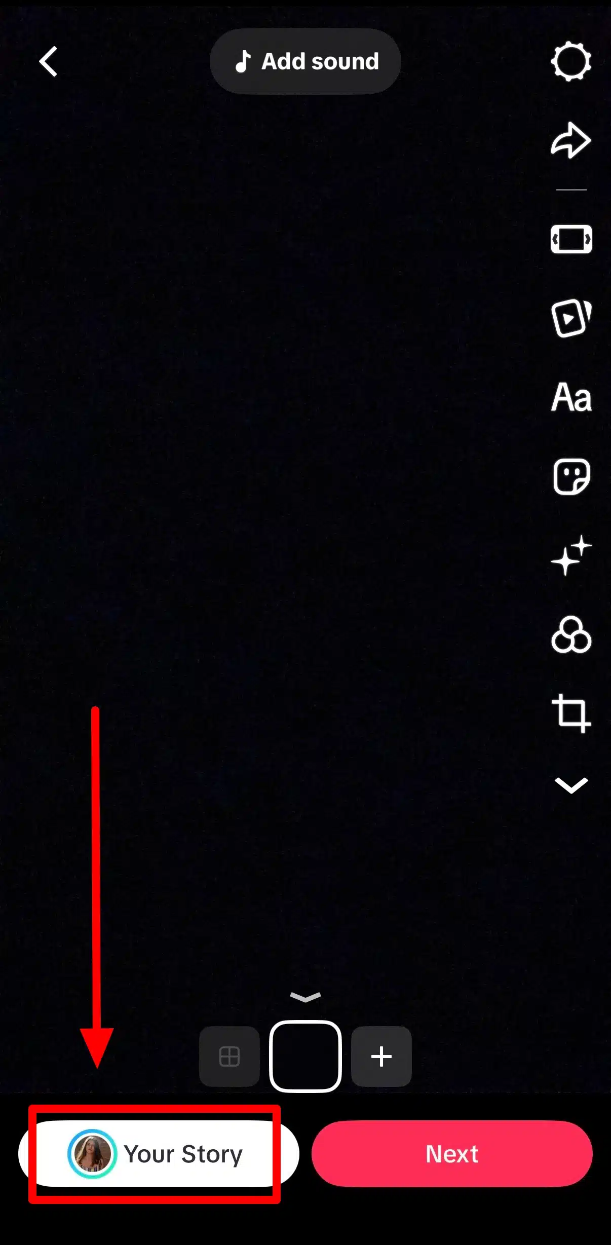 Una captura de pantalla de la pantalla de creación de historias de TikTok con un fondo oscuro. Las herramientas de edición se encuentran en el lado derecho e incluyen opciones para texto, pegatinas, efectos, filtros y recorte. En la parte inferior, el botón «Tu historia», resaltado con una foto de perfil, está enmarcado en rojo y señalado por una flecha roja, mientras que junto a él aparece un botón rosa que dice «Siguiente». En la parte superior central se muestra un botón que dice «Añadir sonido».