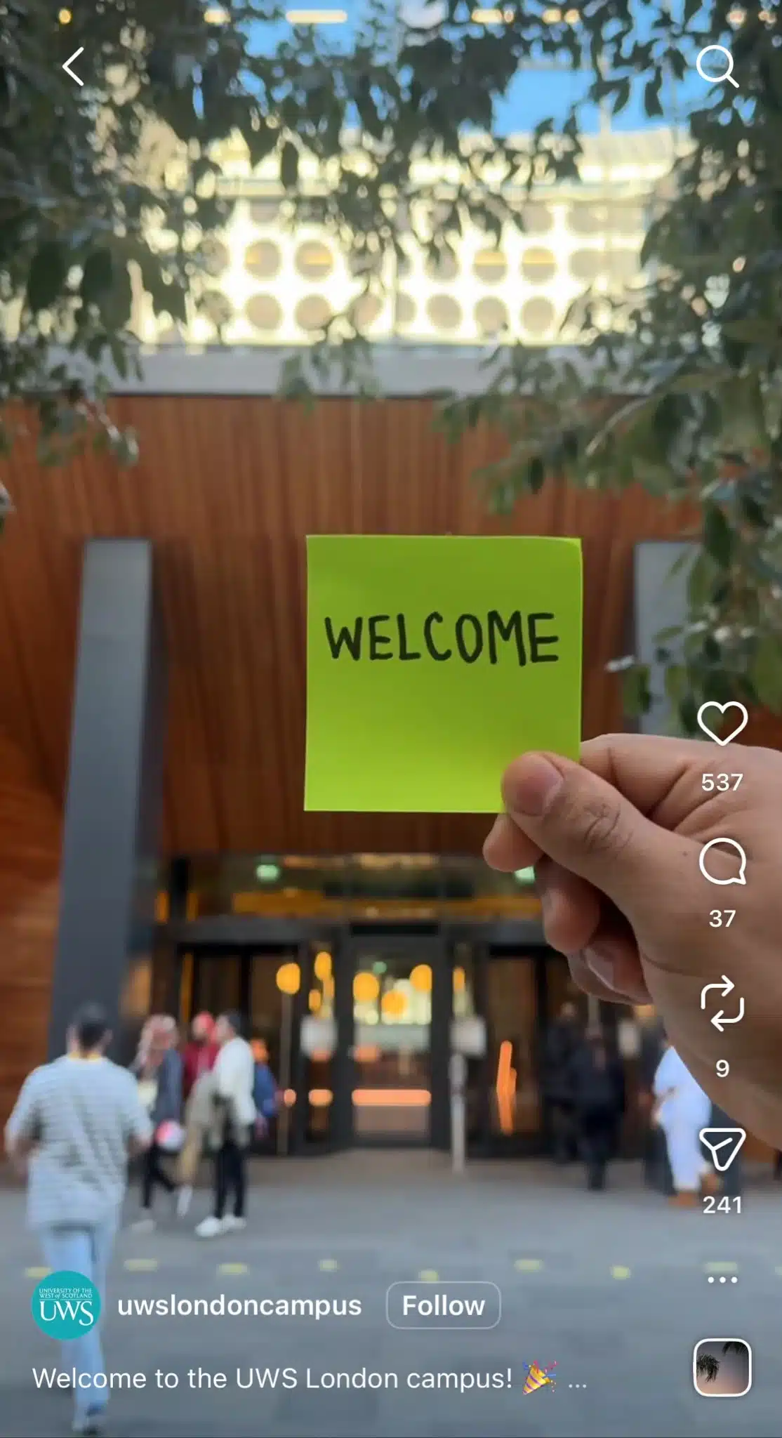 Une vidéo Instagram Reel du campus de l'UWS à Londres souhaitant la bienvenue aux étudiants sur le campus. La vidéo montre l'entrée du campus avec une main tenant un post-it sur lequel est inscrit « WELCOME », présentant ainsi l'université aux spectateurs.