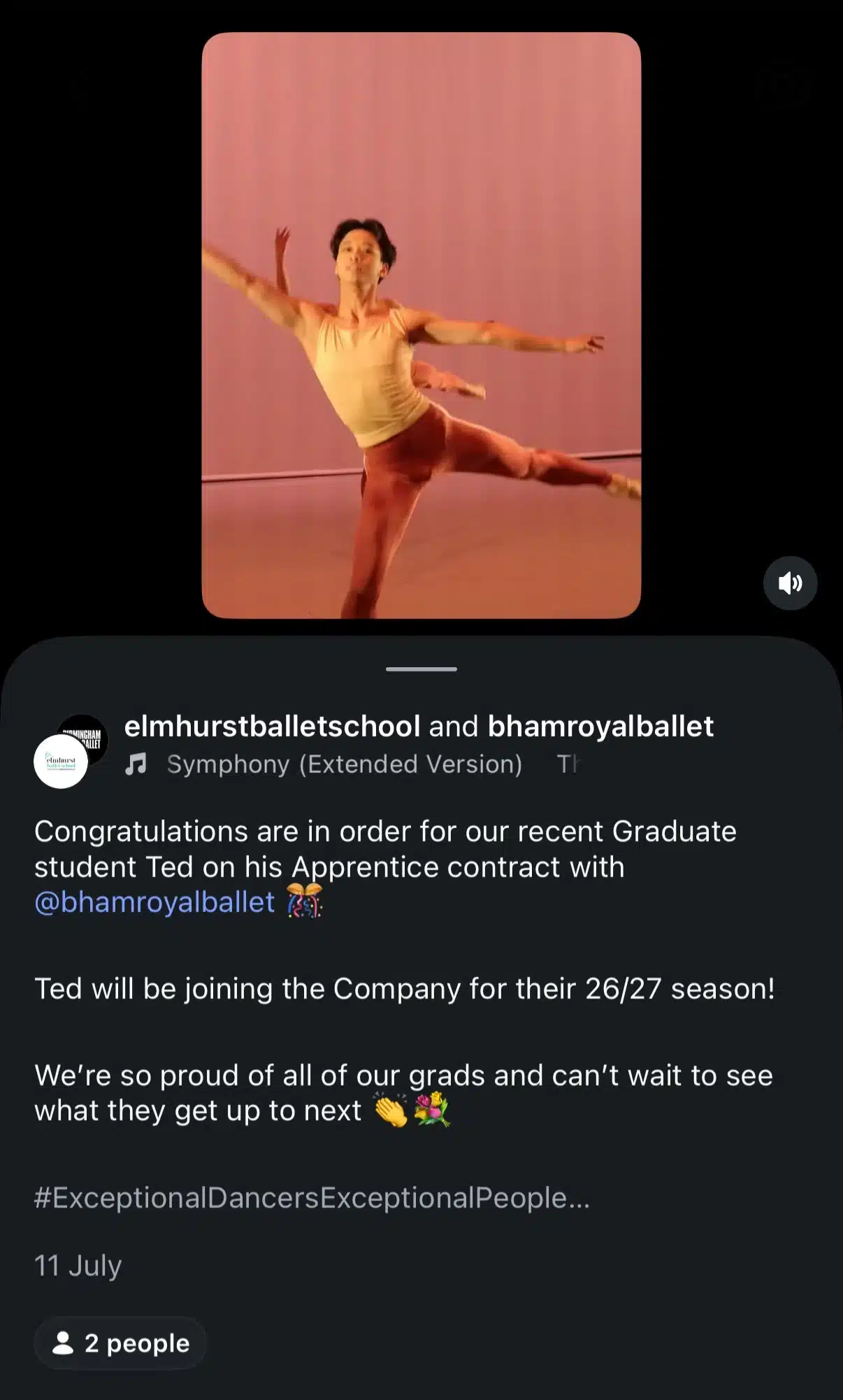 Publication Instagram de l'Elmhurst Ballet School célébrant l'entrée d'une de ses diplômées au Birmingham Royal Ballet en tant qu'apprentie. La publication montre une danseuse se produisant sur scène et félicite l'étudiante pour son intégration au sein de la compagnie pour la saison 2026-2027.