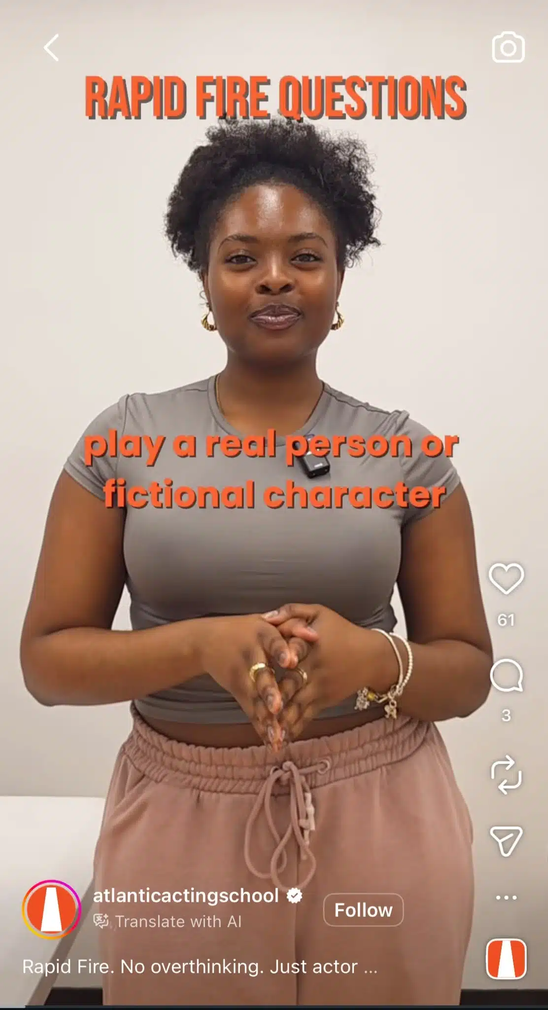 Une vidéo Instagram Reel de l'Atlantic Acting School dans laquelle un élève répond à une série de questions rapides sur le métier d'acteur. La vidéo affiche la consigne « Interprétez un personnage réel ou fictif » dans le cadre d'une série d'entretiens éclair.